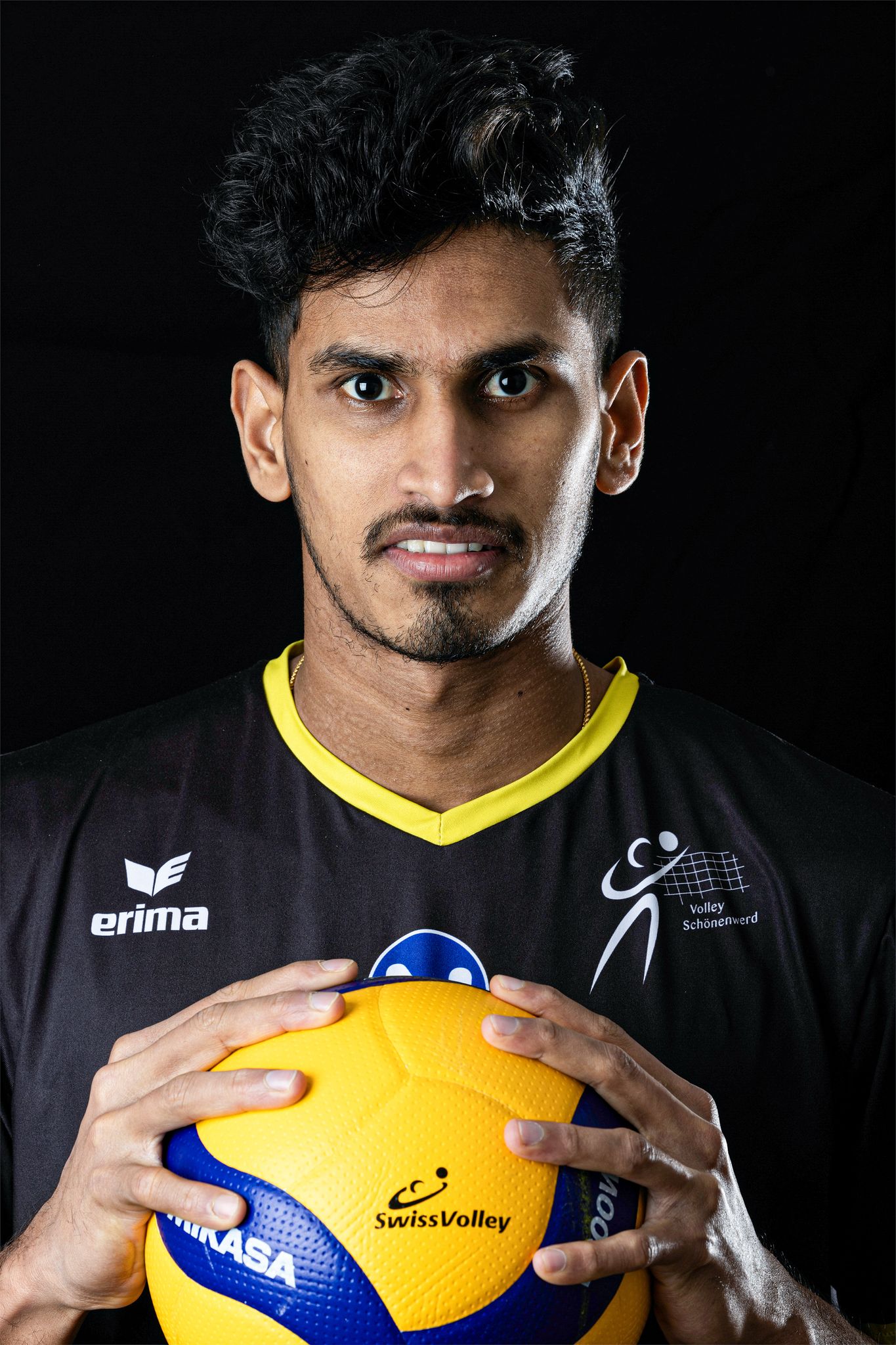 Mahela Indeewara mit einem Volleyball